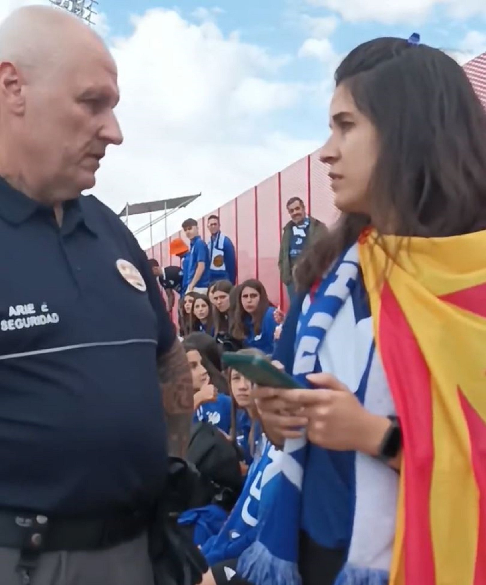 Prohíben una estelada a una aficionada del Europa en el campo del Atlético de Madrid B