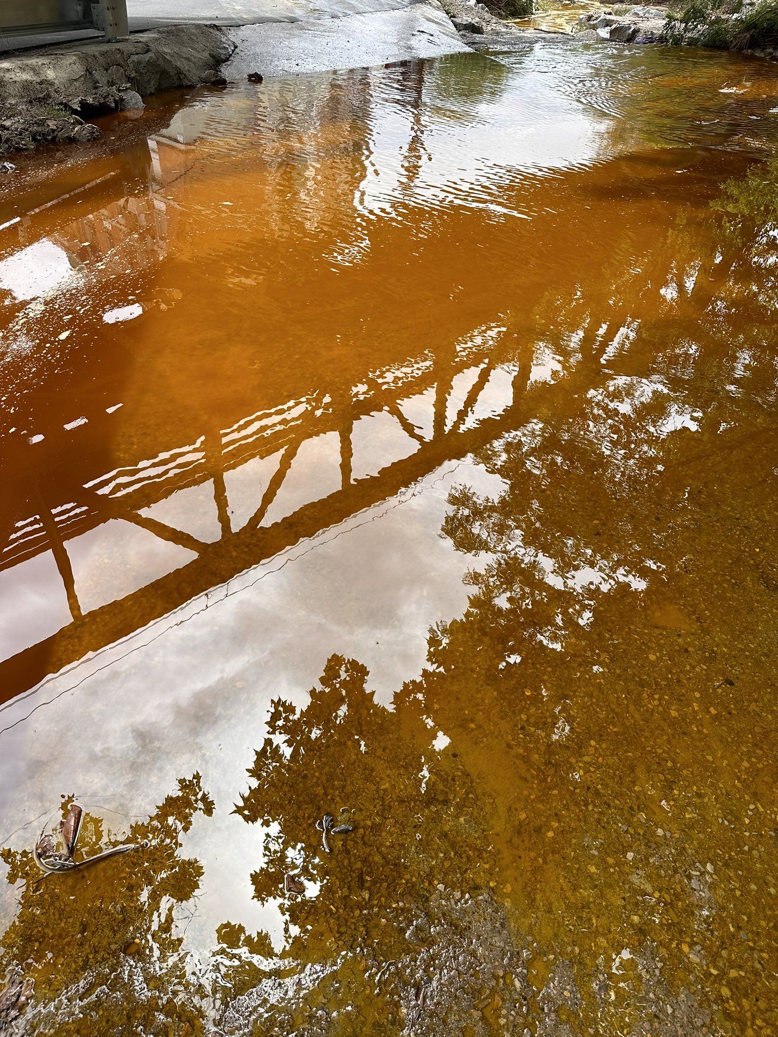Un escape en una empresa provoca el vertido de un millón de litros de aceite de palma en el Vallès