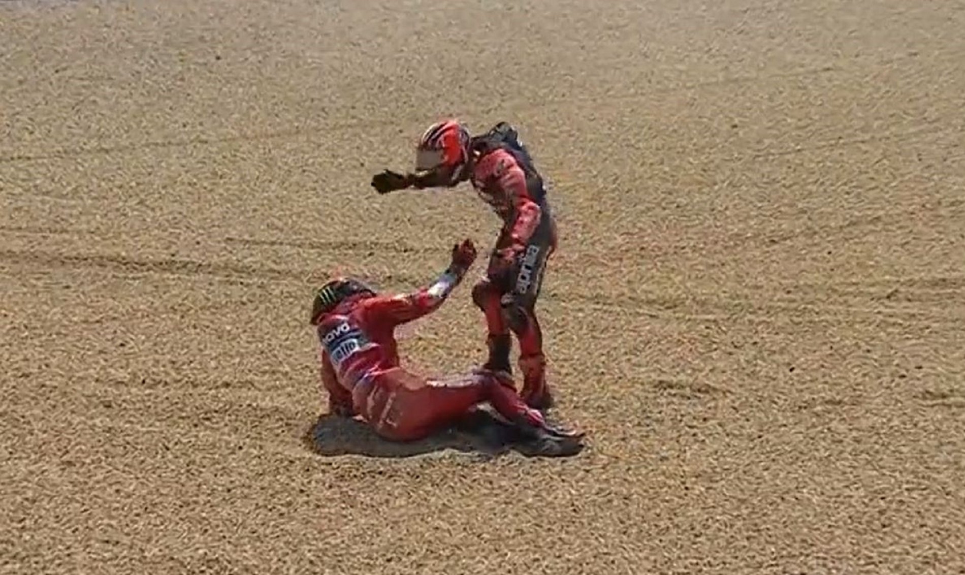 Maverick Viñales y Bagnaia se enzarzan en una pelea tras su caída en Le Mans