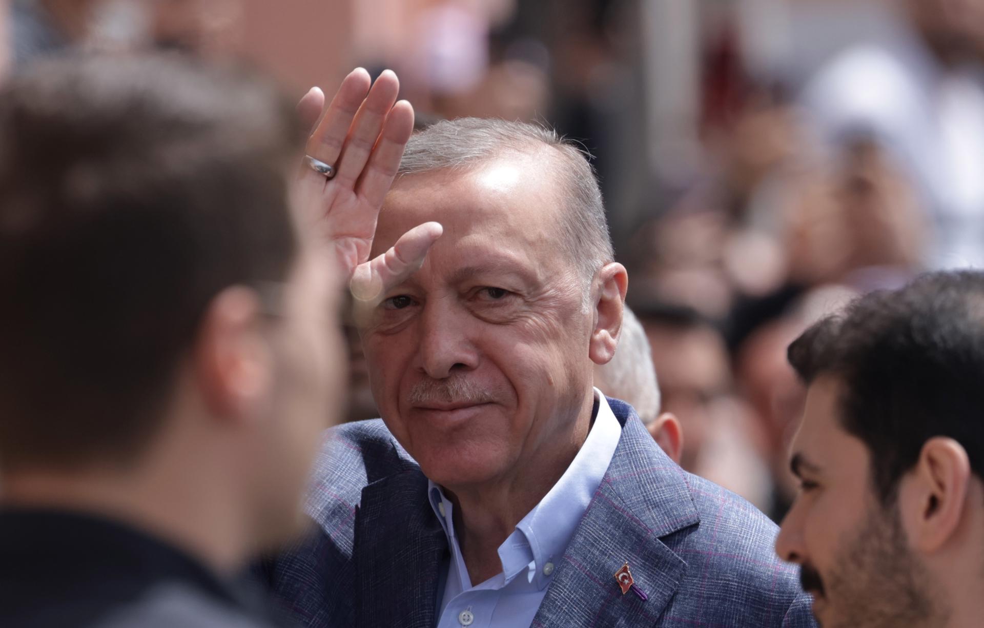Erdogan no consigue la mayoría en las elecciones turcas y va a la segunda vuelta