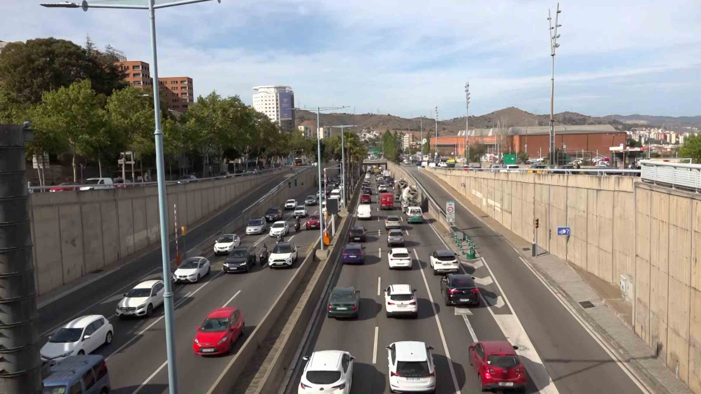 El trànsit a Barcelona continua sent un greu problema, tot i que s'ha intentat regular amb la normativa d'accés de ZBE