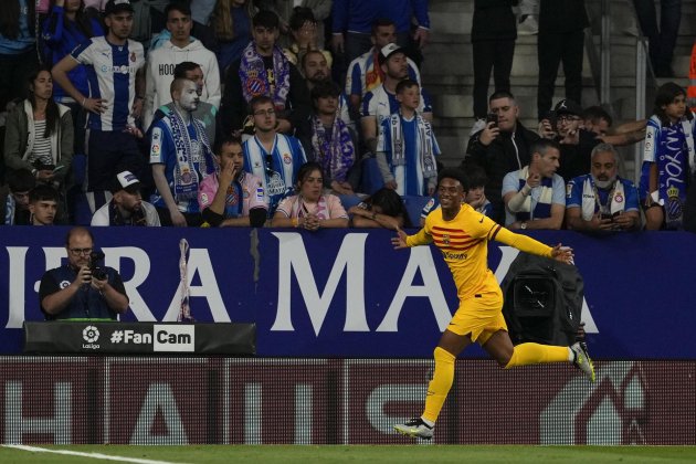 Alejandro Balde celebrando su gol ante el Espanyol / Foto: EFE