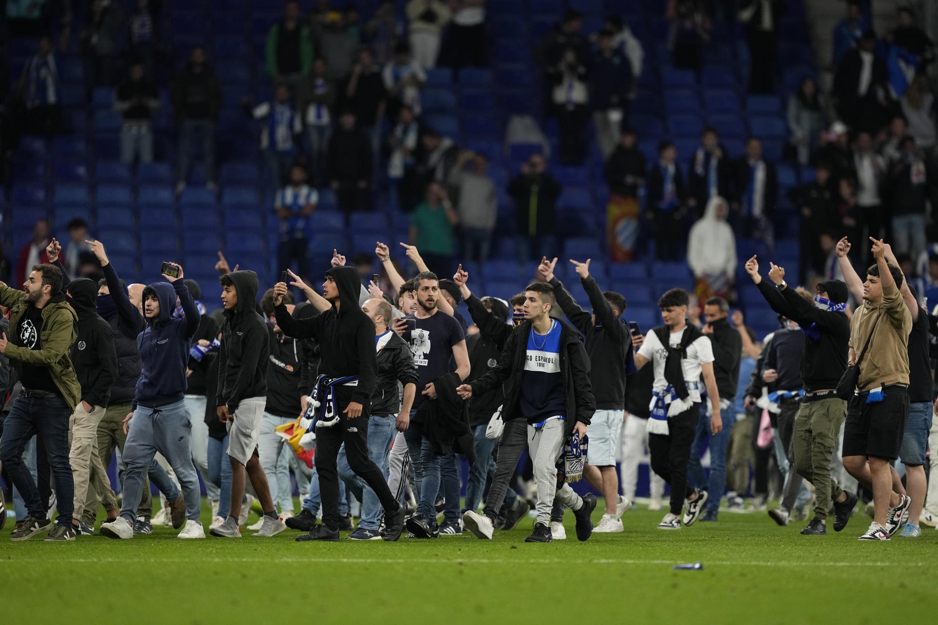 Imatge vergonyosa a Cornellà: alguns aficionats de l'Espanyol envaeixen la celebració del Barça