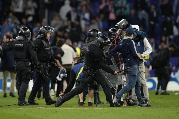 Aficionados policía ultra Espanyol / Foto: EFE Aficionados policía ultra Espanyol / Foto: EFE