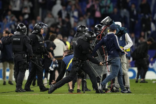 Aficionados policía ultra Espanyol / Foto: EFE