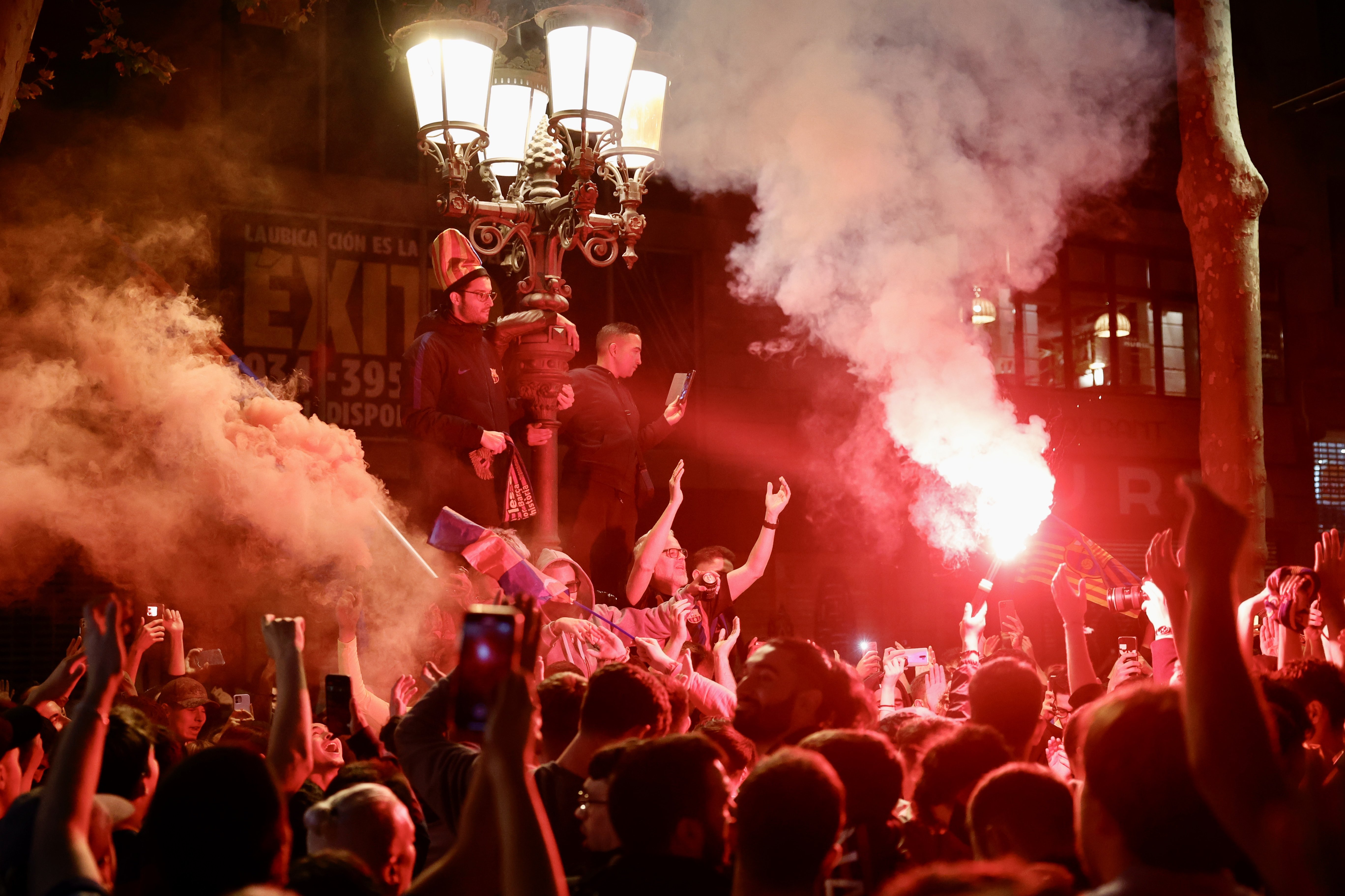 Eufòria culer a Canaletes per la consecució de la Lliga del Barça