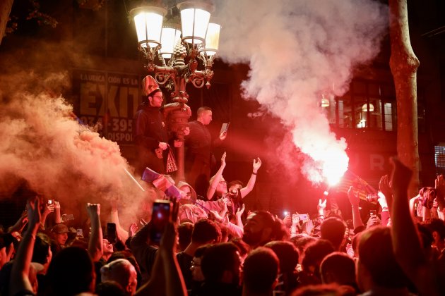 Celebración culés aficionados Barça Canaletes / Foto: Montse Giralt