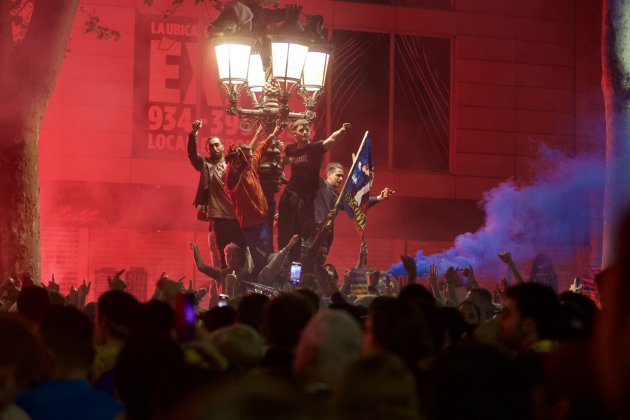 Celebración culés aficionados Barça Canaletes / Foto: Montse Giralt