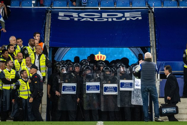 EuropaPress 5199533 espanyol fans invade the field and are evicted by the mossos esquadra