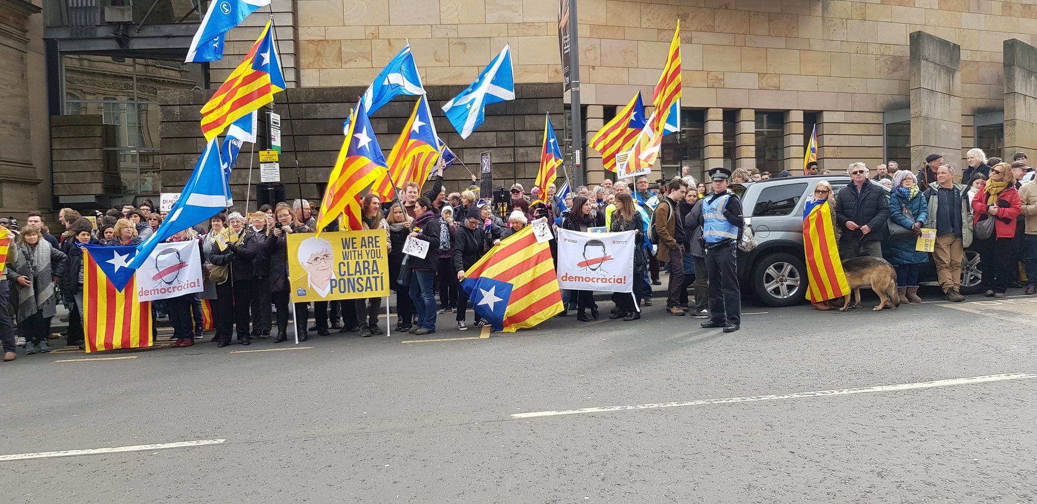 Ponsatí, ovacionada al salir de los juzgados de Edimburgo