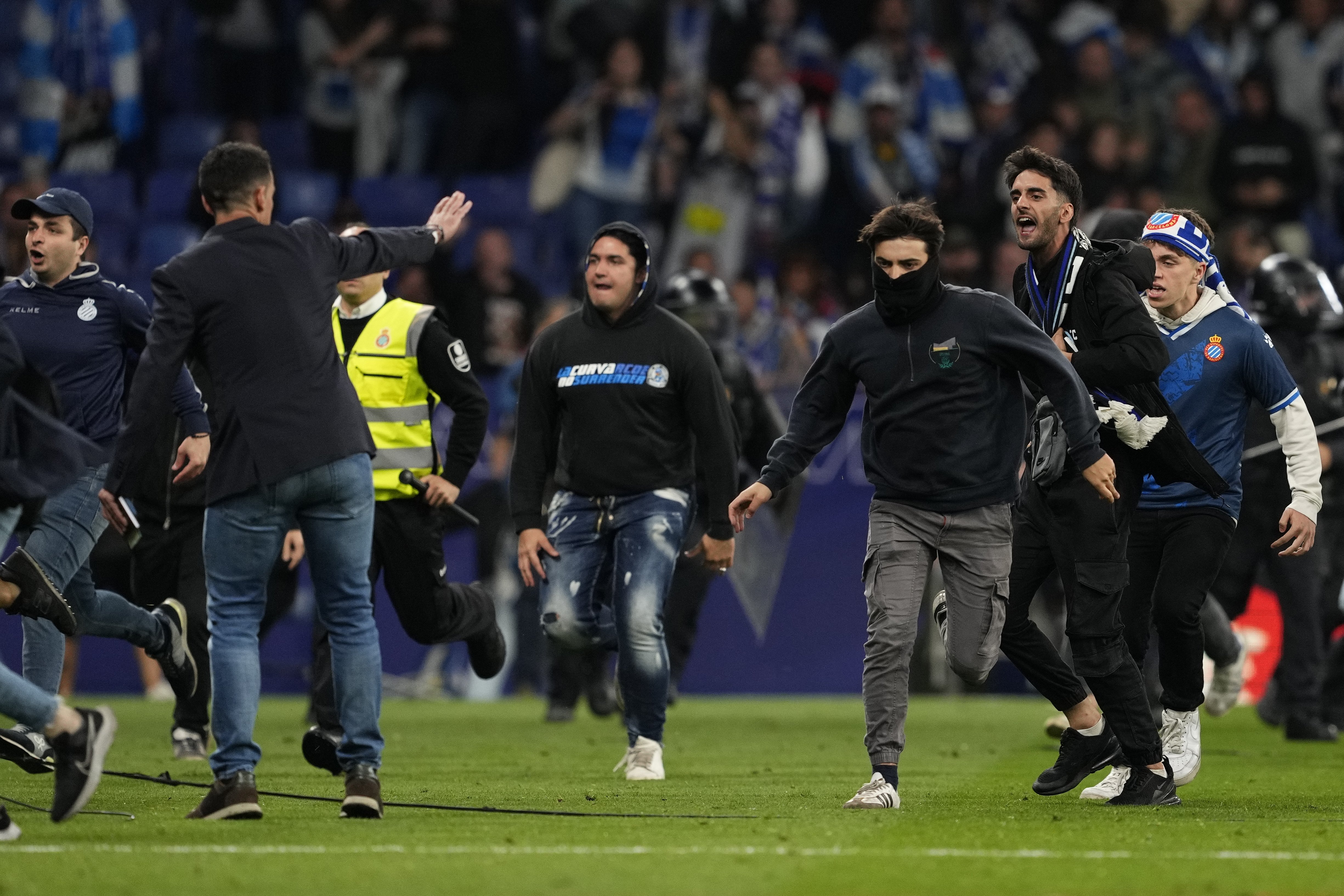 El Govern condena la "vergonzosa" invasión de campo de los ultras del Espanyol