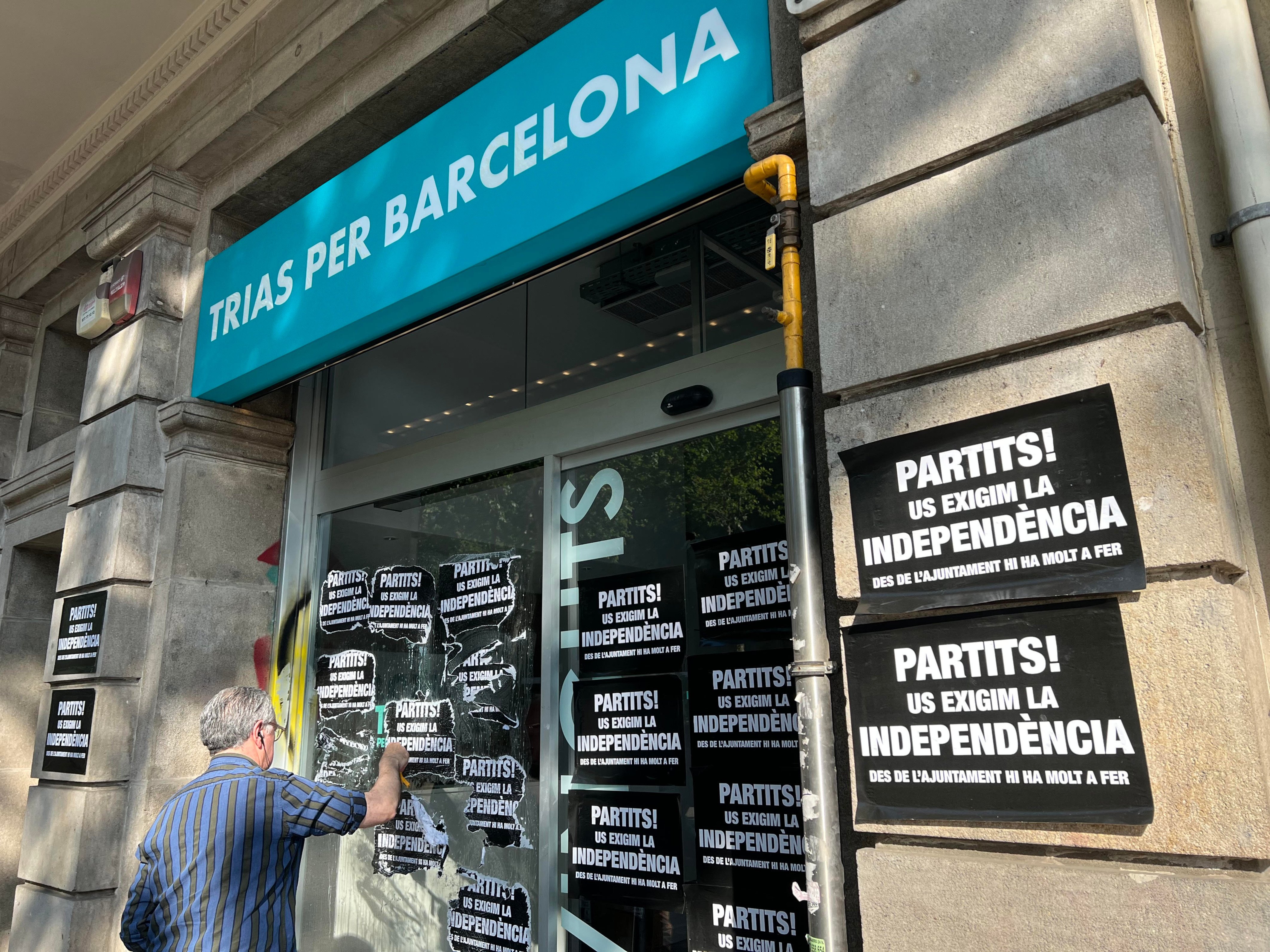 Apareixen cartells independentistes a la seu de Trias, Maragall i la CUP: "Us l'exigim"