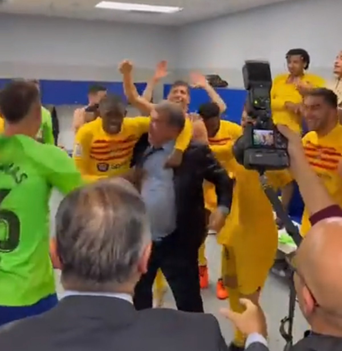 La celebració més viral de Joan Laporta: desencadenat al vestidor del Barça