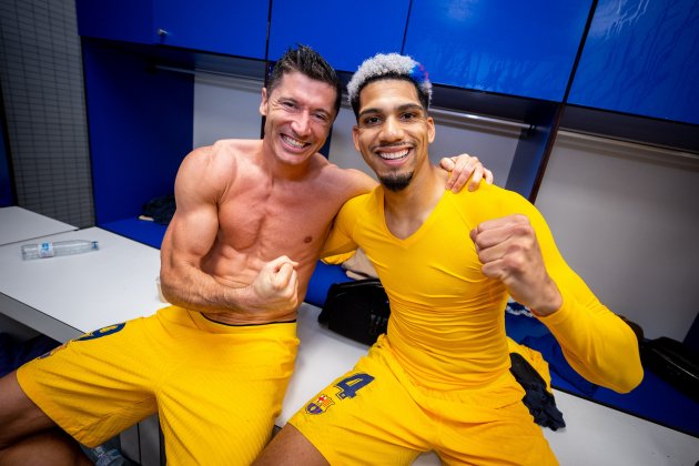Araujo Lewandowski vestuario / Foto: @FCBarcelona Araujo Lewandowski vestuario / Foto: @FCBarcelona