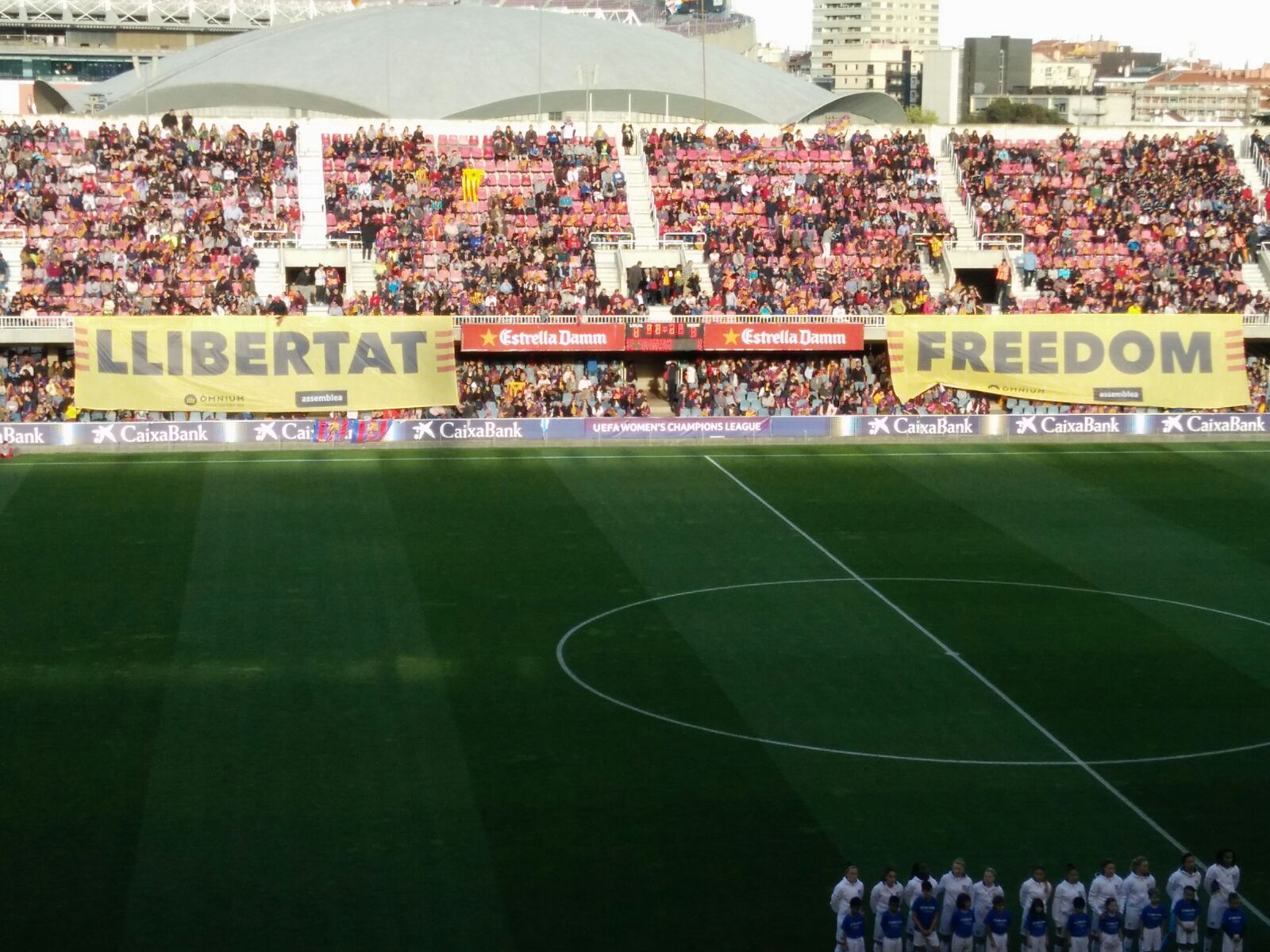 Dues pancartes gegants al Miniestadi per demanar la llibertat dels presos