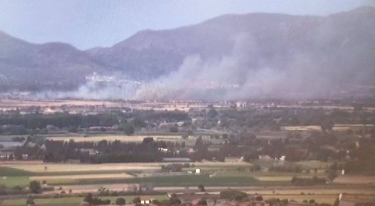 Incendi a Peralada: foc a tocar del camp de golf i els bombers treballen amb una trentena de dotacions