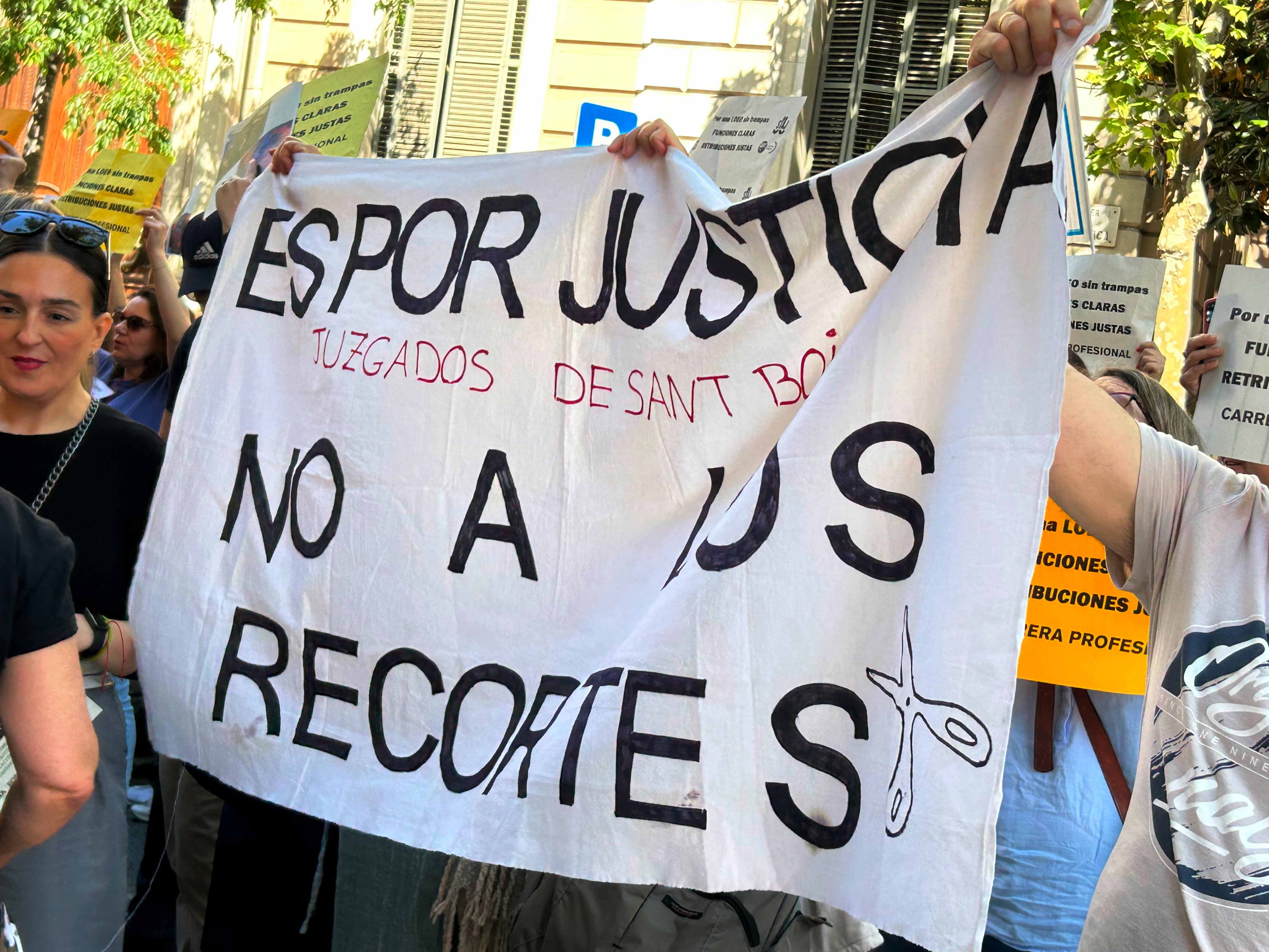 Jutges i fiscals, dividits en la negociació amb el govern espanyol, tot i suspendre la vaga