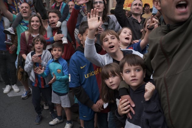 aficionats saludant jugadors rua Barça / Foto: Carlos Baglietto