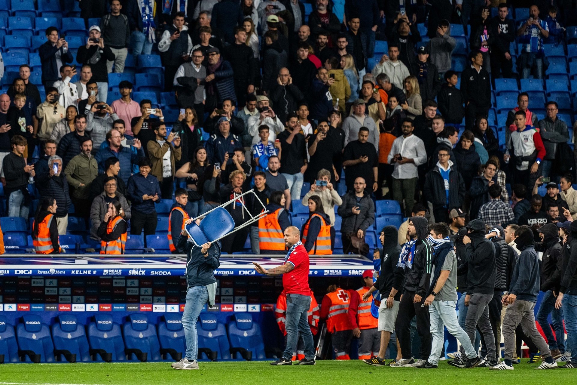 El PP pide que abandone a un segundo candidato que también saltó al campo del Espanyol