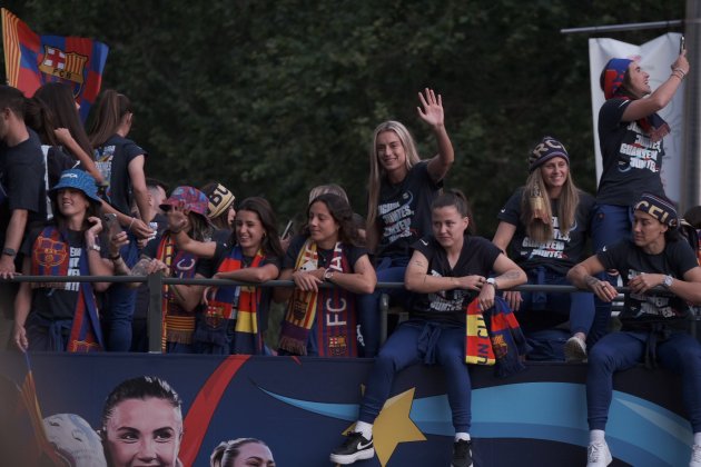 Alexia Putellas saludando en la rua de campeones con el Barça