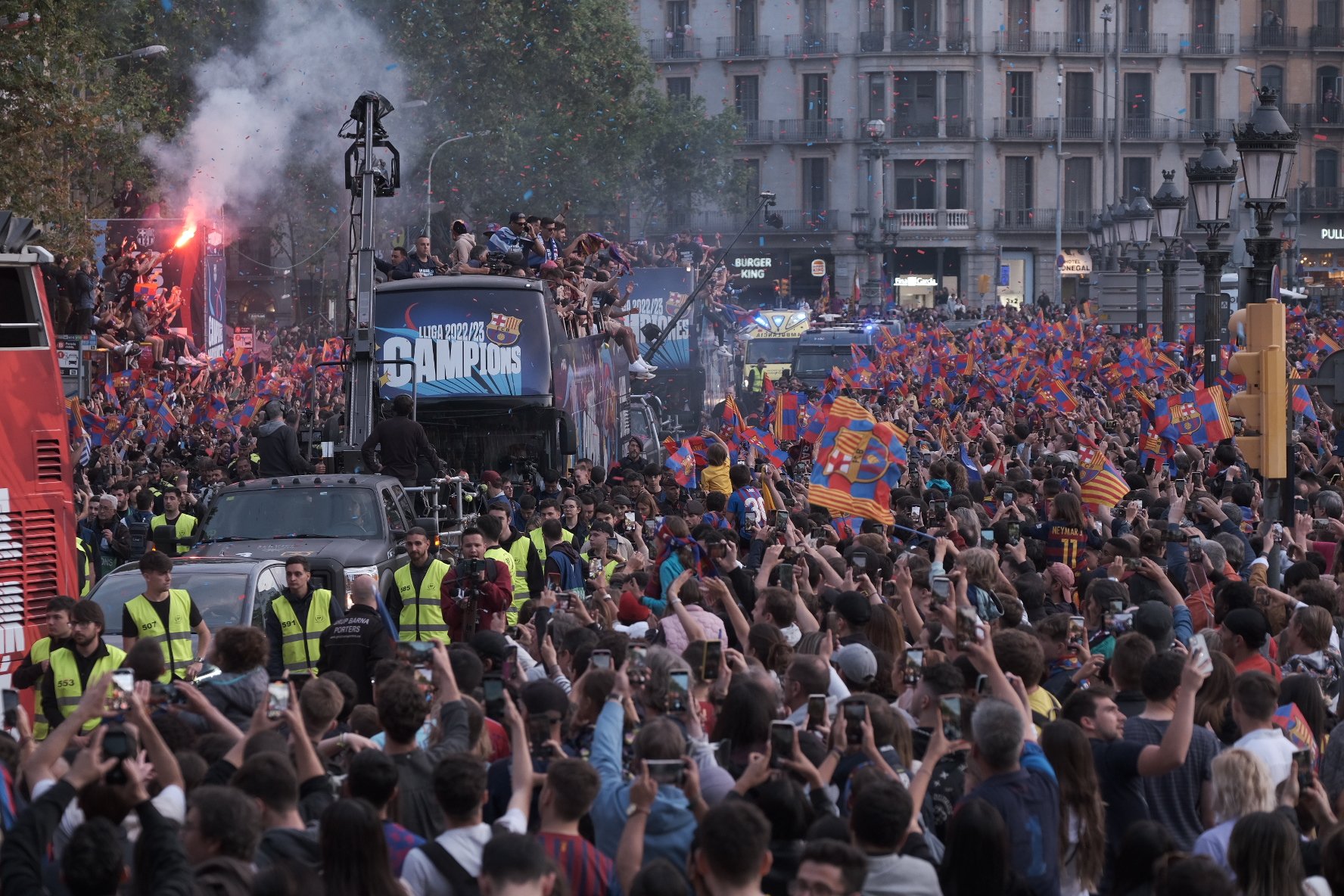 Baño de masas del Barça en la rúa de la Liga, que podría no ser la última