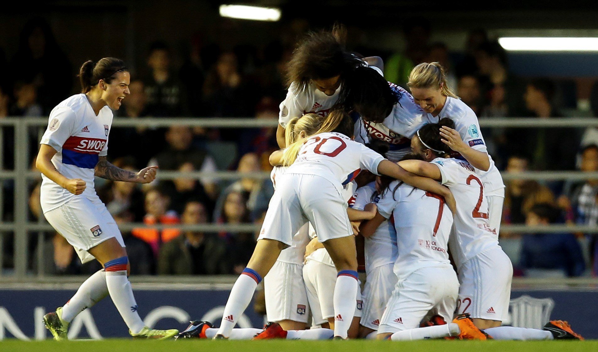 Una jugadora del València desmunta Tomás Roncero per atacar el Barça femení