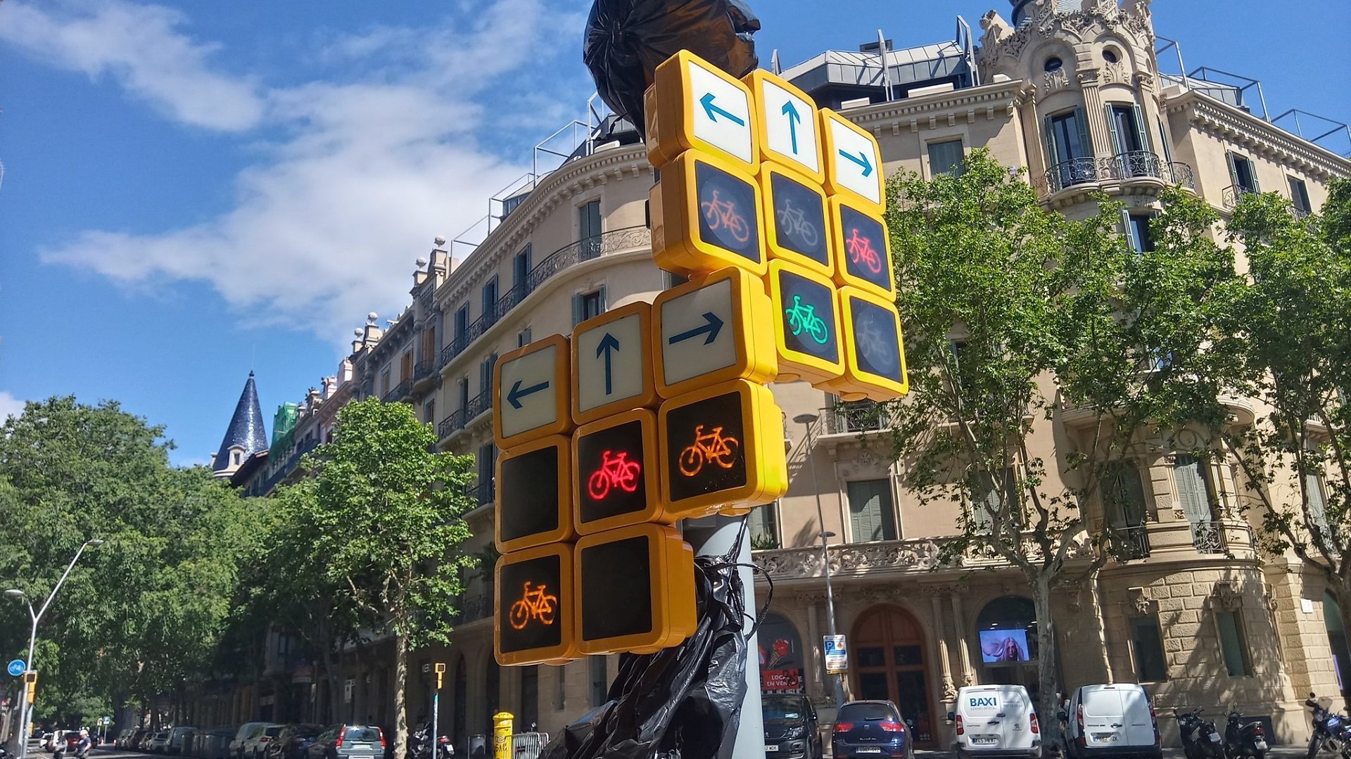 El semáforo 'tetris' que trae locos a los ciclistas de Barcelona