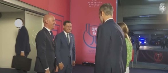 felipe escucha maletin felipe escucha maletin