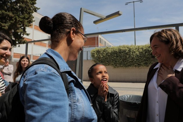 niña mural barrios besos con ada coláis foto eva parey