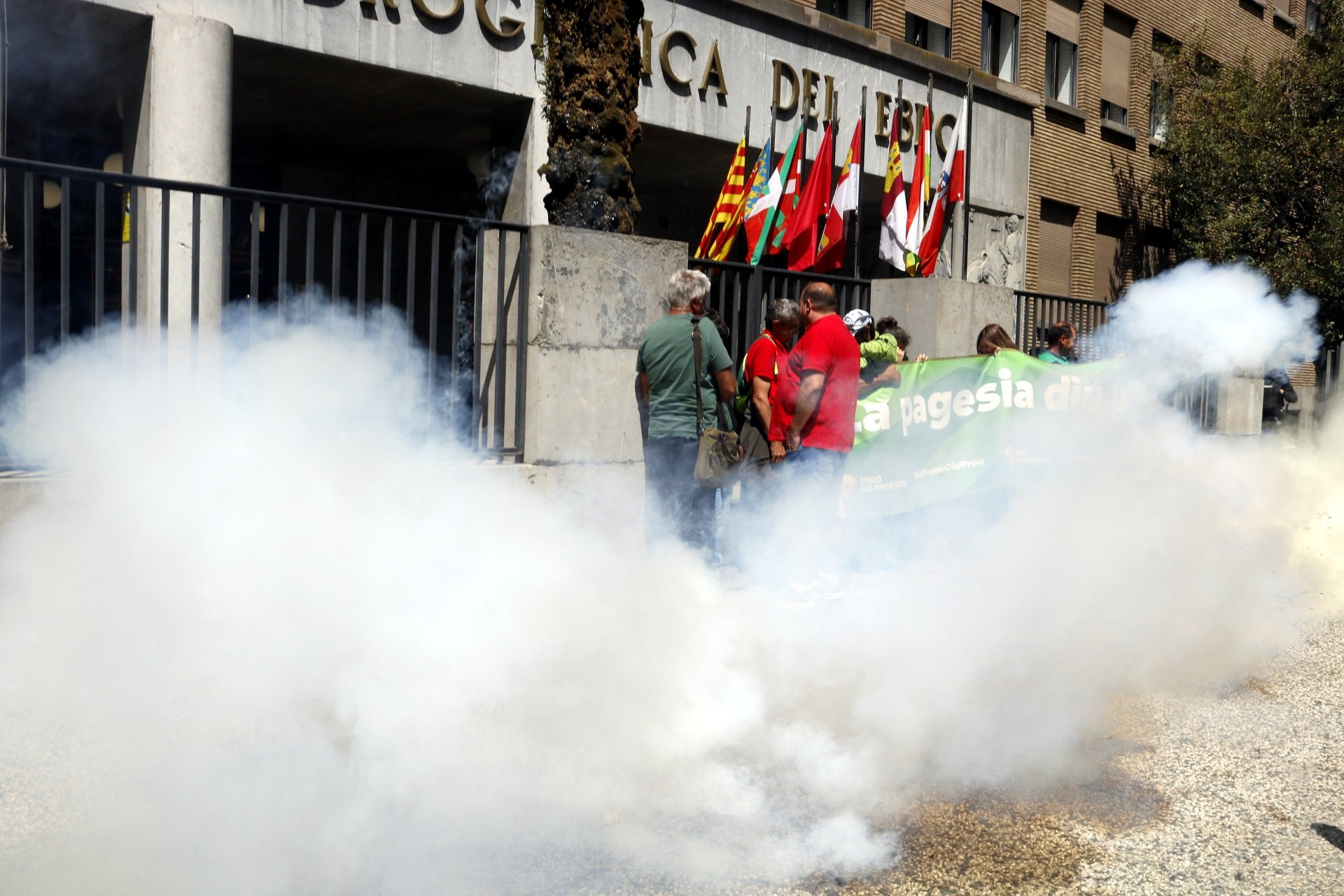 pagesos encenen una traca davant la Confederació Hidrogràfia de l'Aigua