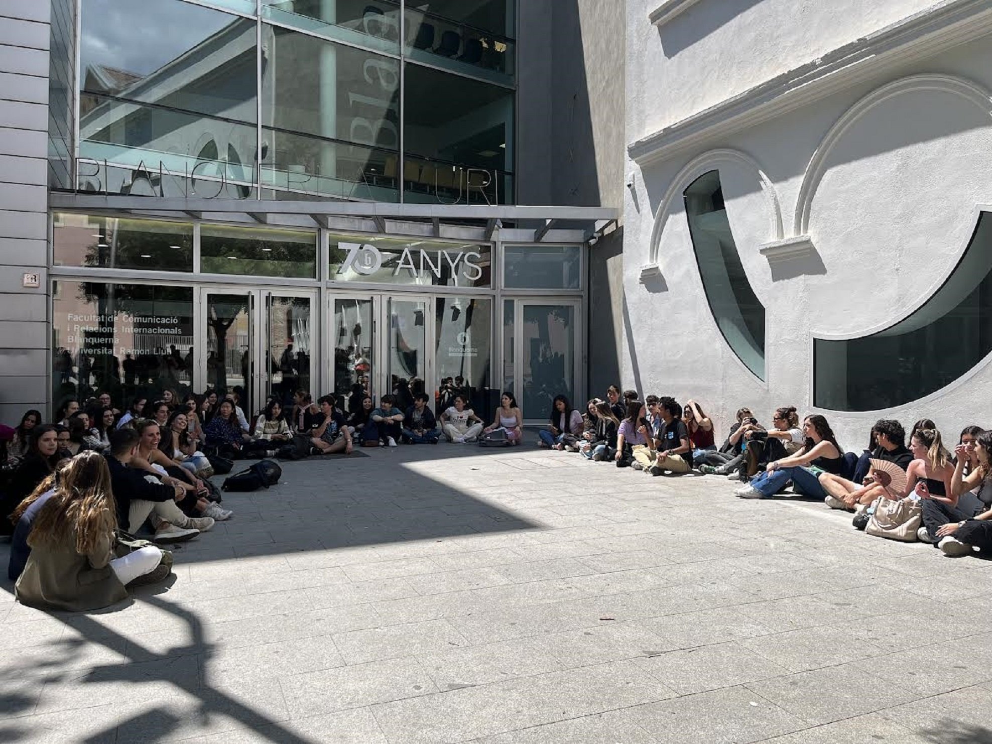 Concentración en la Blanquerna contra el profesor acusado de acoso sexual: "Queremos seguridad"