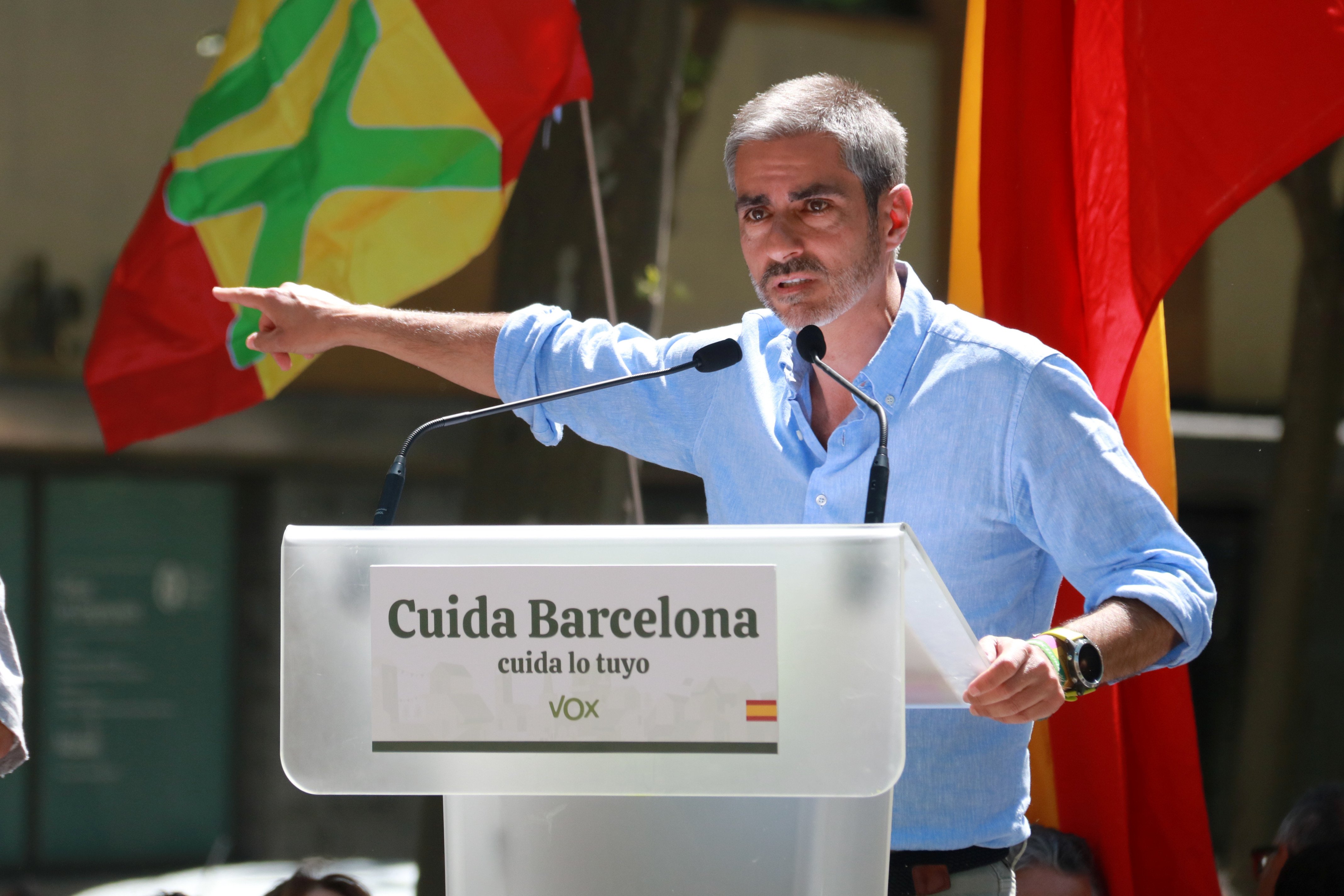 El candidato de Vox en Barcelona justifica que su hijo llevara una porra en la protesta de Desokupa