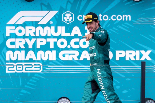 Fernando Alonso señala al público en Miami / Foto: EFE