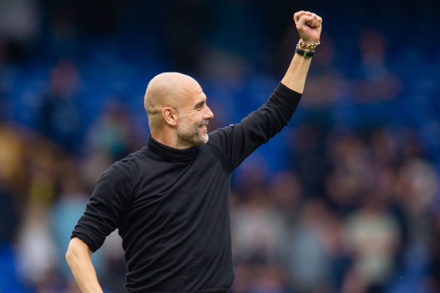 Pep Guardiola levanta el puño para celebrar un triunfo / Foto: EFE - Peter Powell