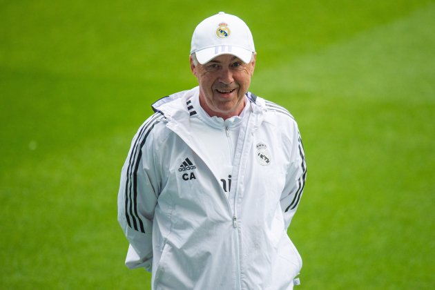 Carlo Ancelotti content dirigint un entrenament / Foto: EFE - Peter Powell