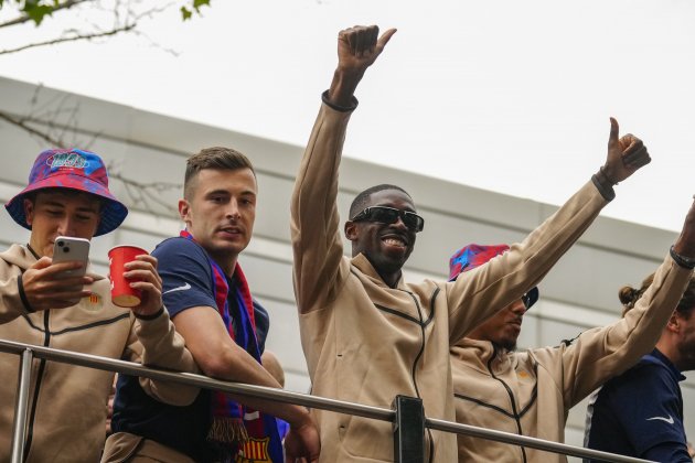 Dembélé a l'autocar per celebrar títol de lliga / Foto: EFE - Enric Fontcuberta