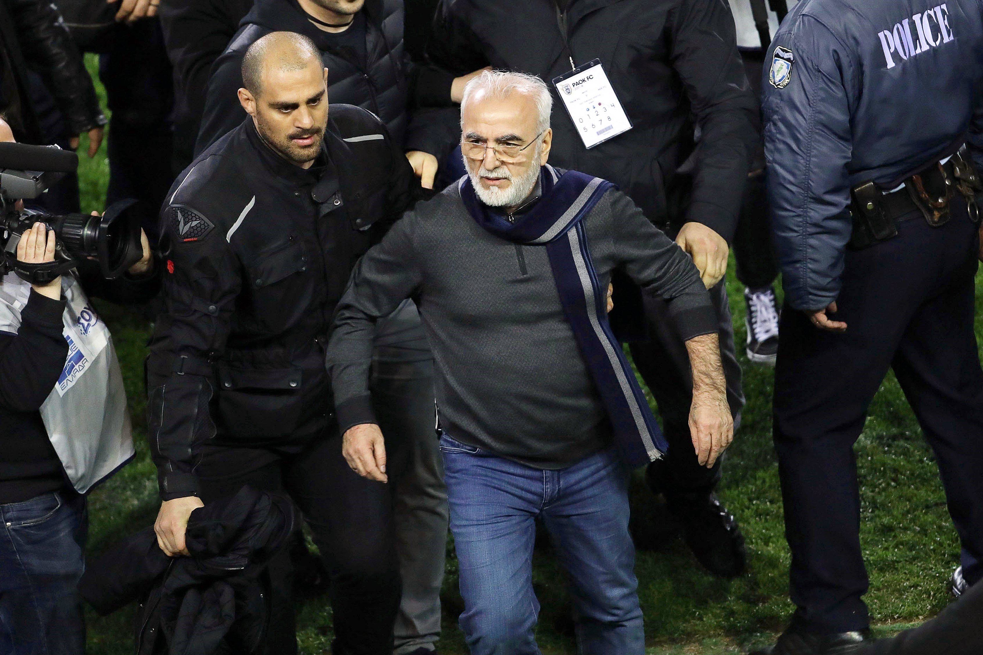 Sanción ejemplar al presidente del PAOK por bajar al campo con una pistola