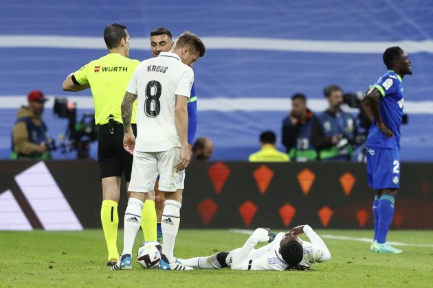 Camavinga dolorido en el suelo del Santiago Bernabéu durante un partido del Real Madrid / Foto: EFE Camavinga dolorido en el suelo del Santiago Bernabéu durante un partido del Real Madrid / Foto: EFE
