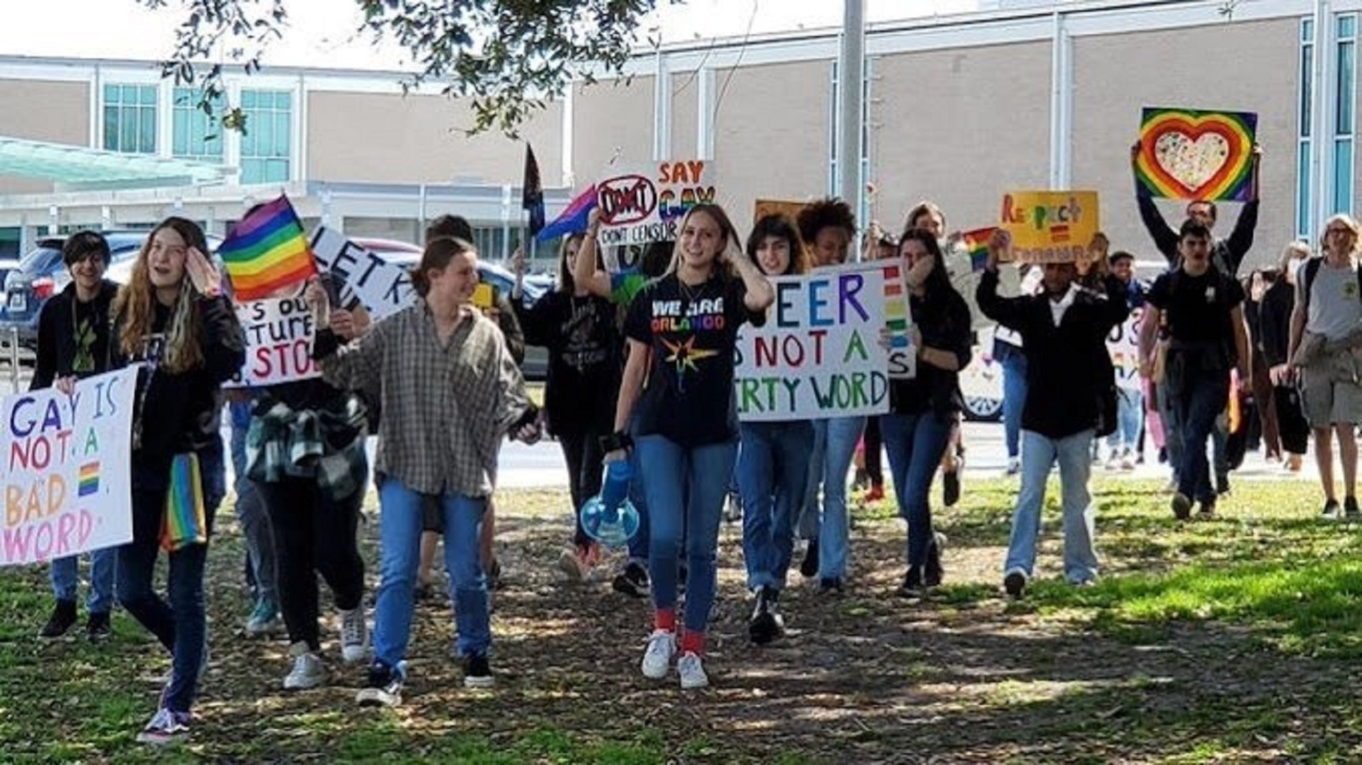 Florida prohíbe libros sobre raza o sexualidad y las editoriales contraatacan demandando