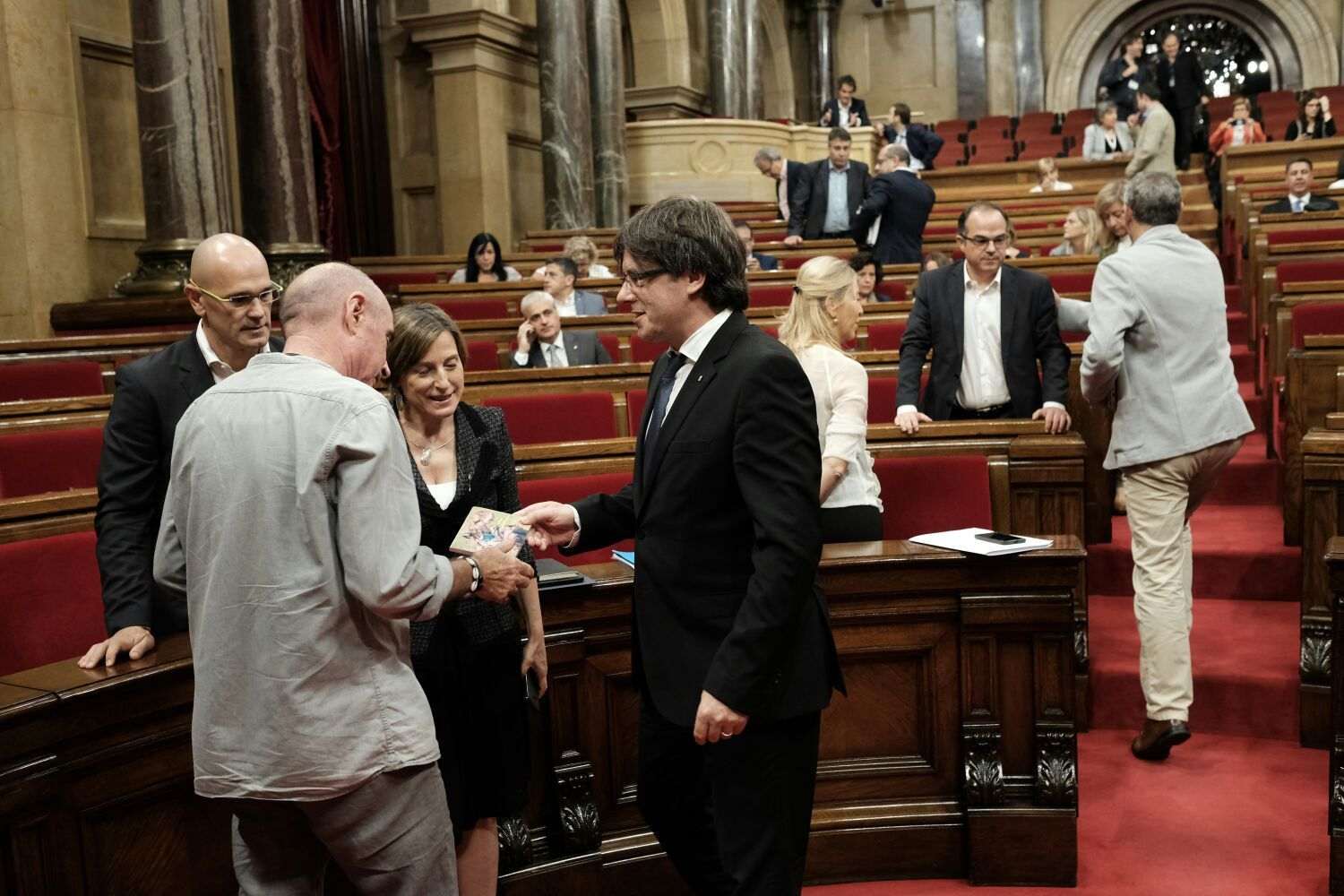 Puigdemont contraposa la lluita per la llibertat de Llach amb les arrels franquistes del PP