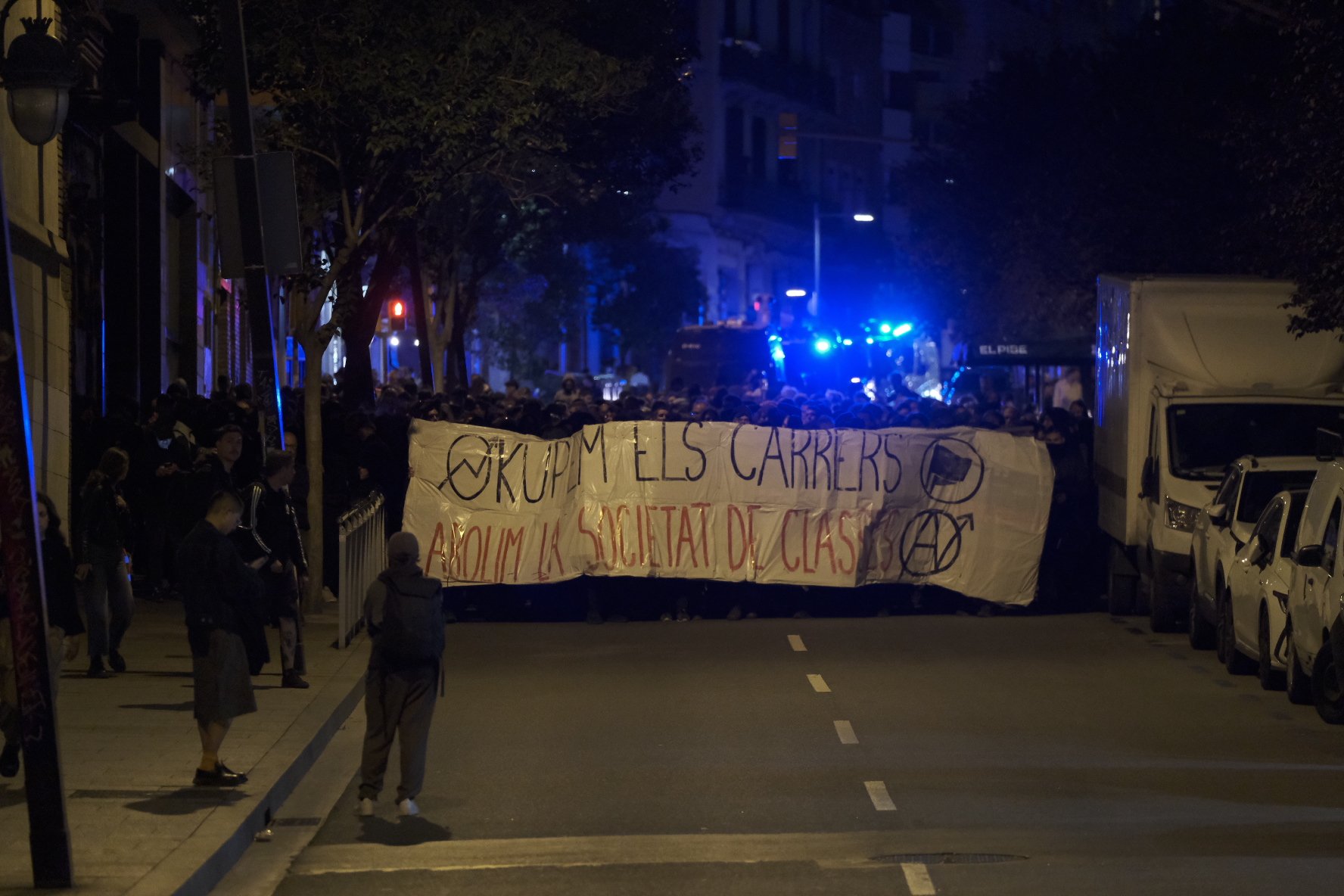 Els okupes porten la confrontació al centre de Barcelona després dels aldarulls a la Bonanova