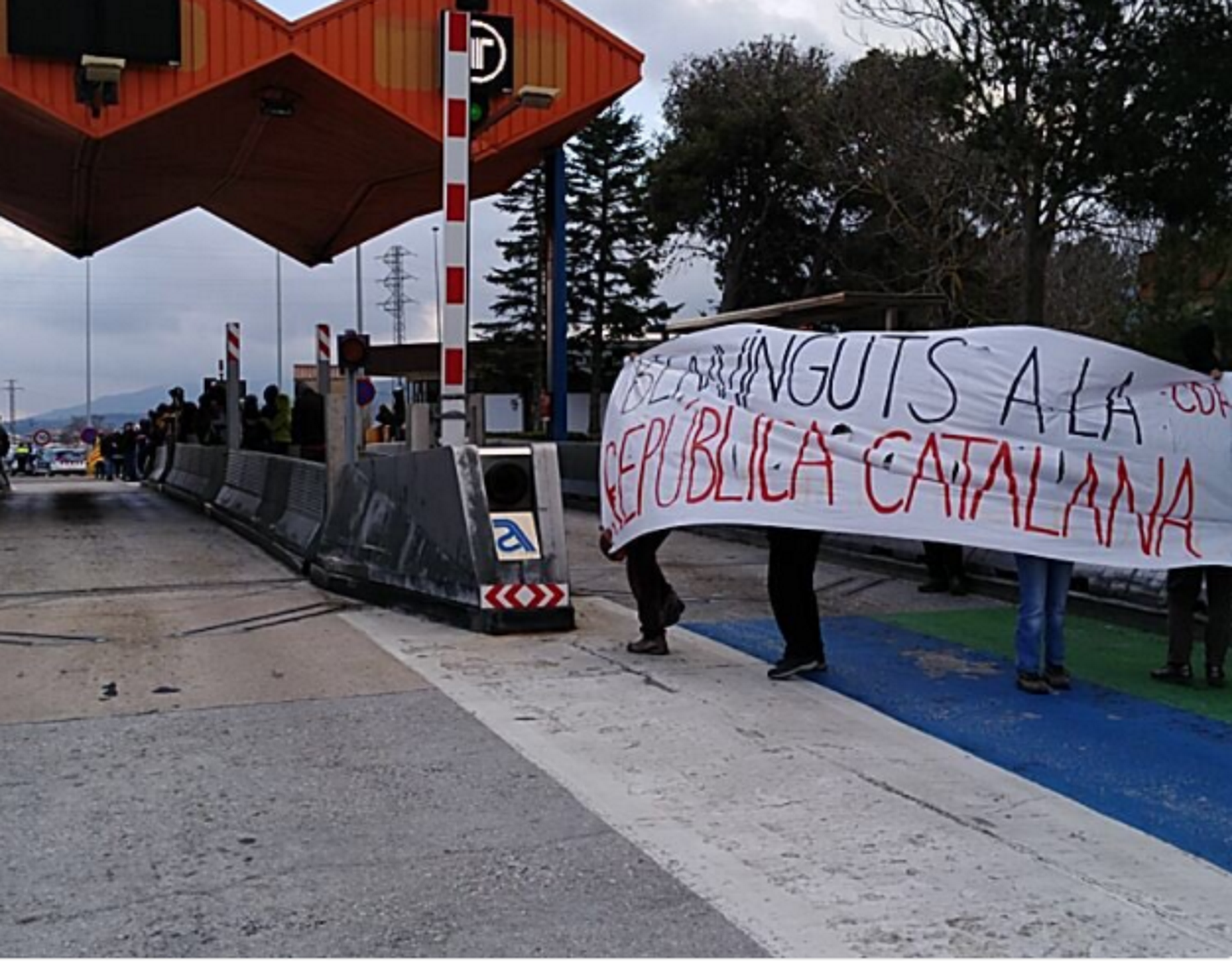 Los CDR abren las barreras de la autopista AP-2 en Montblanc