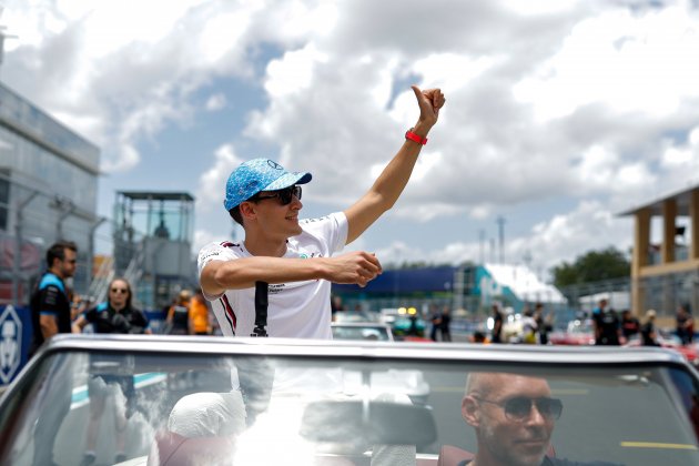 George Russell saludando al publico en Miami