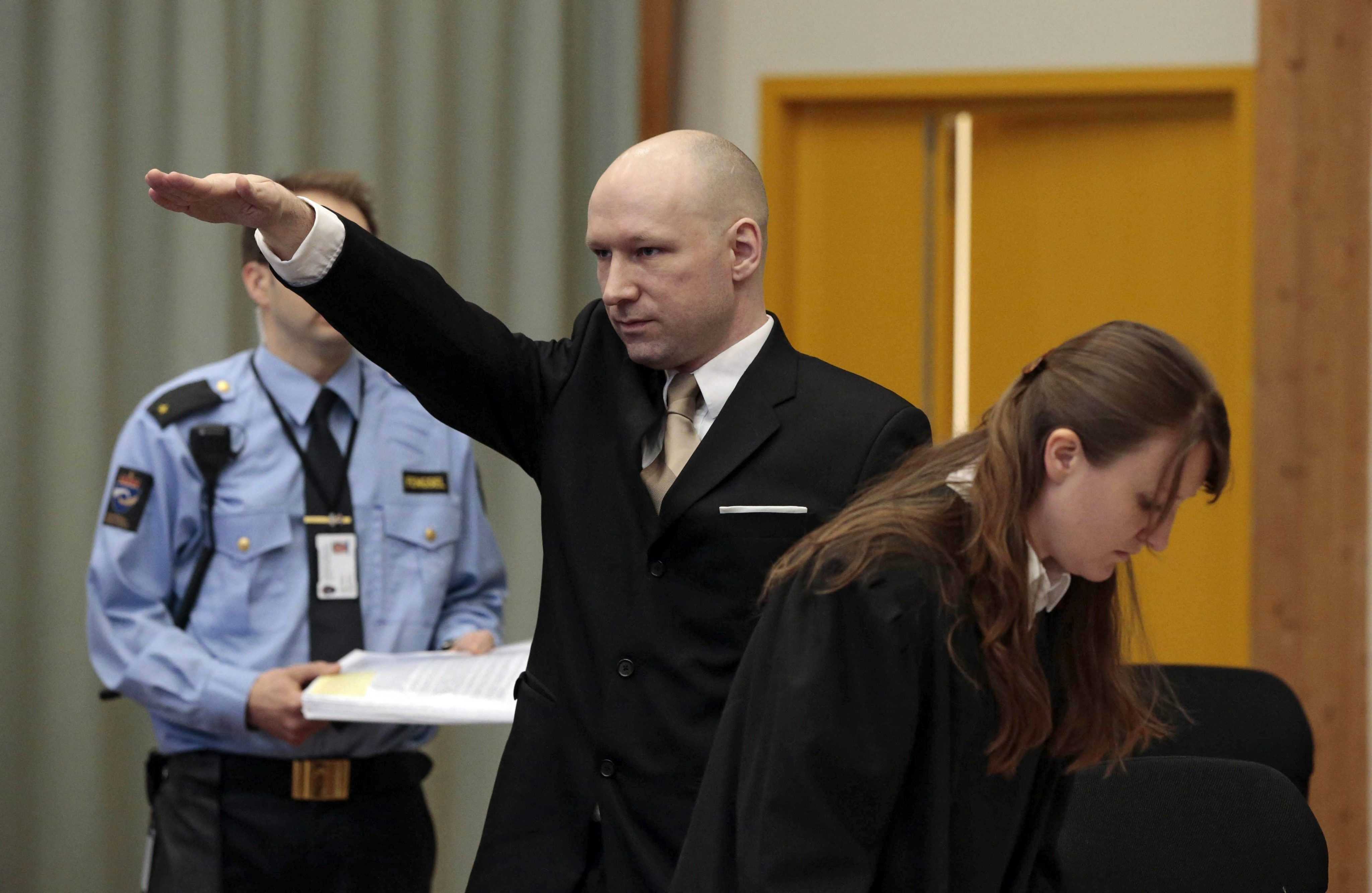 Breivik fa la salutació nazi davant el jutge