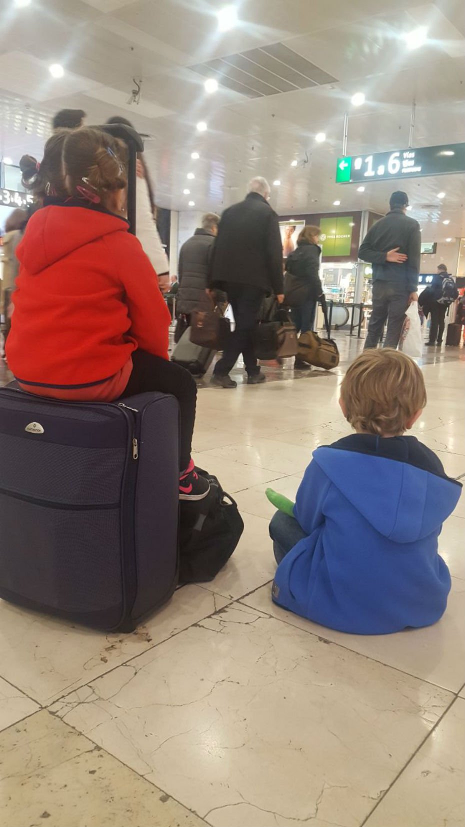 La conmovedora fotografía de los hijos de Junqueras camino de la prisión