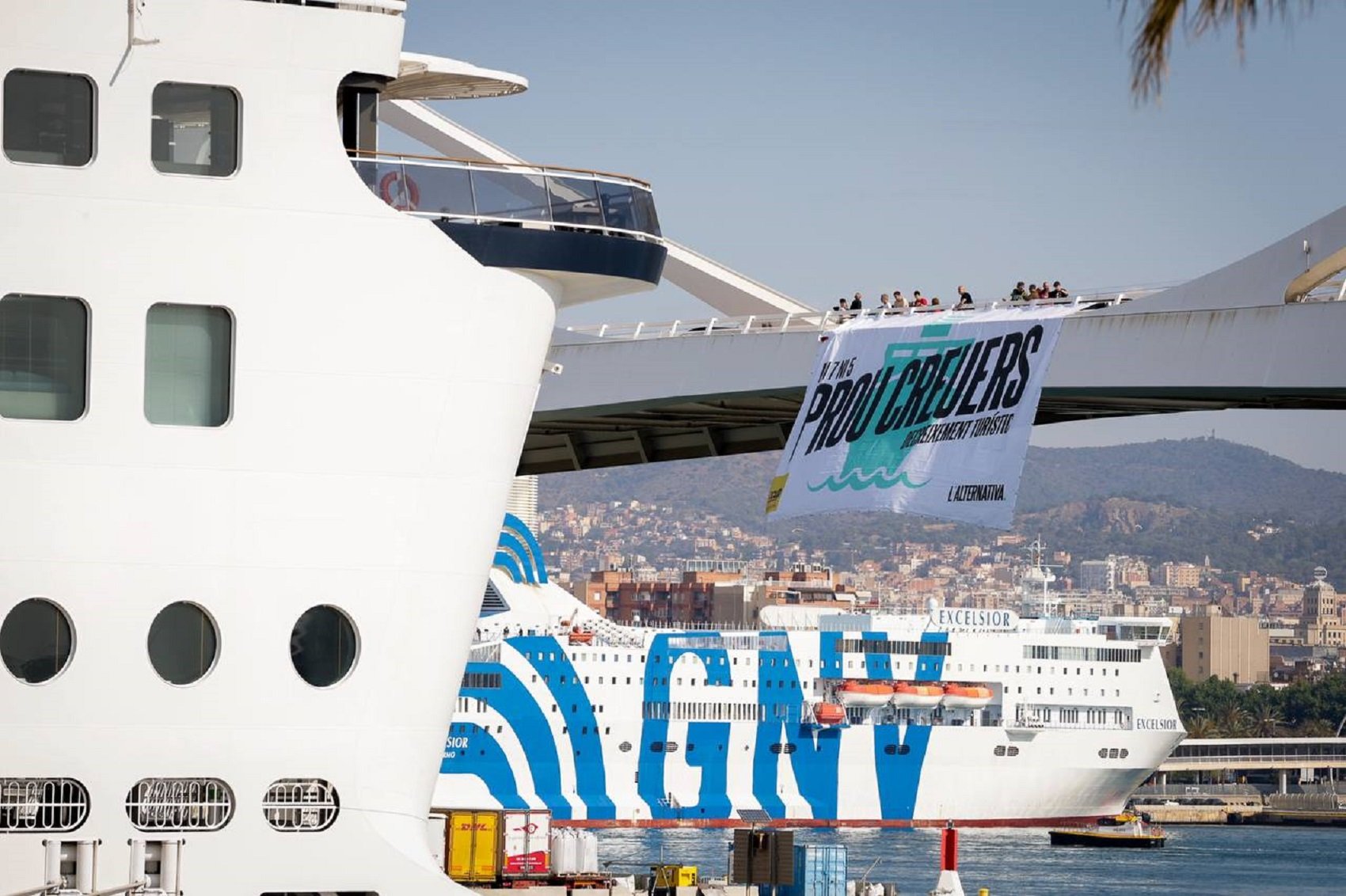 La CUP despliega una pancarta en el Port de Barcelona contra los cruceros: la policía identifica a Mireia Vehí