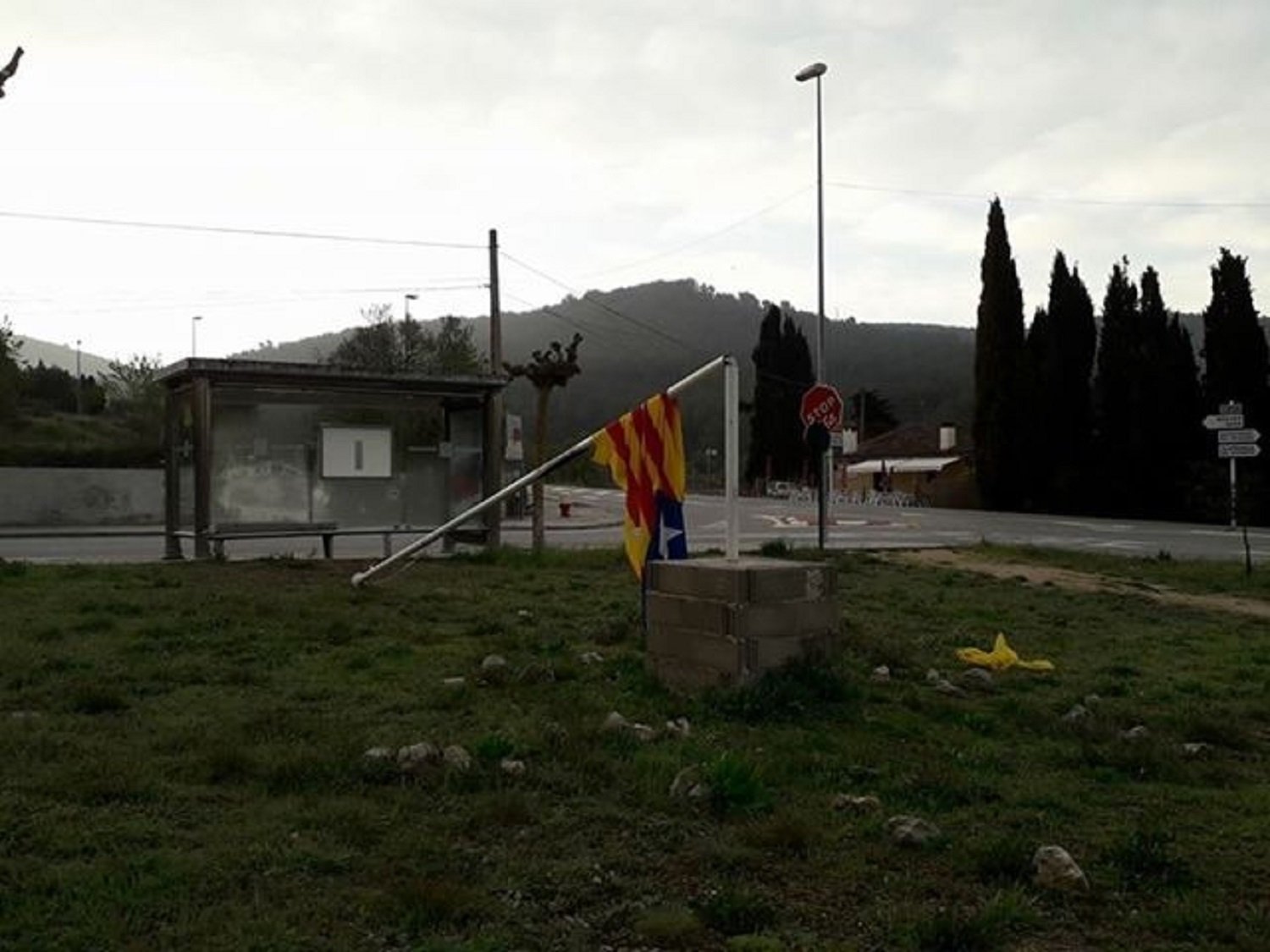 Destrozan una estelada en Olesa de Bonesvalls