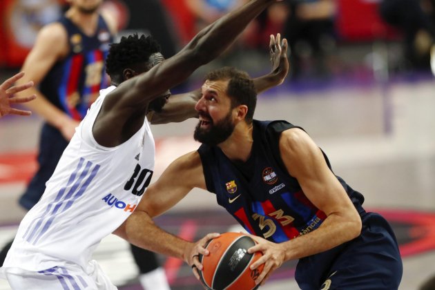 Nikola Mirotic i Eli Ndiaye durant el Clàssic de bàsquet de l'Eurolliga / Foto: EFE