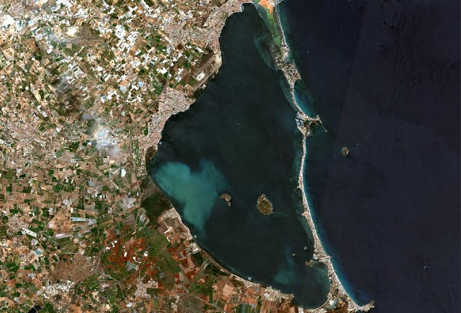 Polèmica per la gegantina taca blanca al Mar Menor que desconcerta els científics