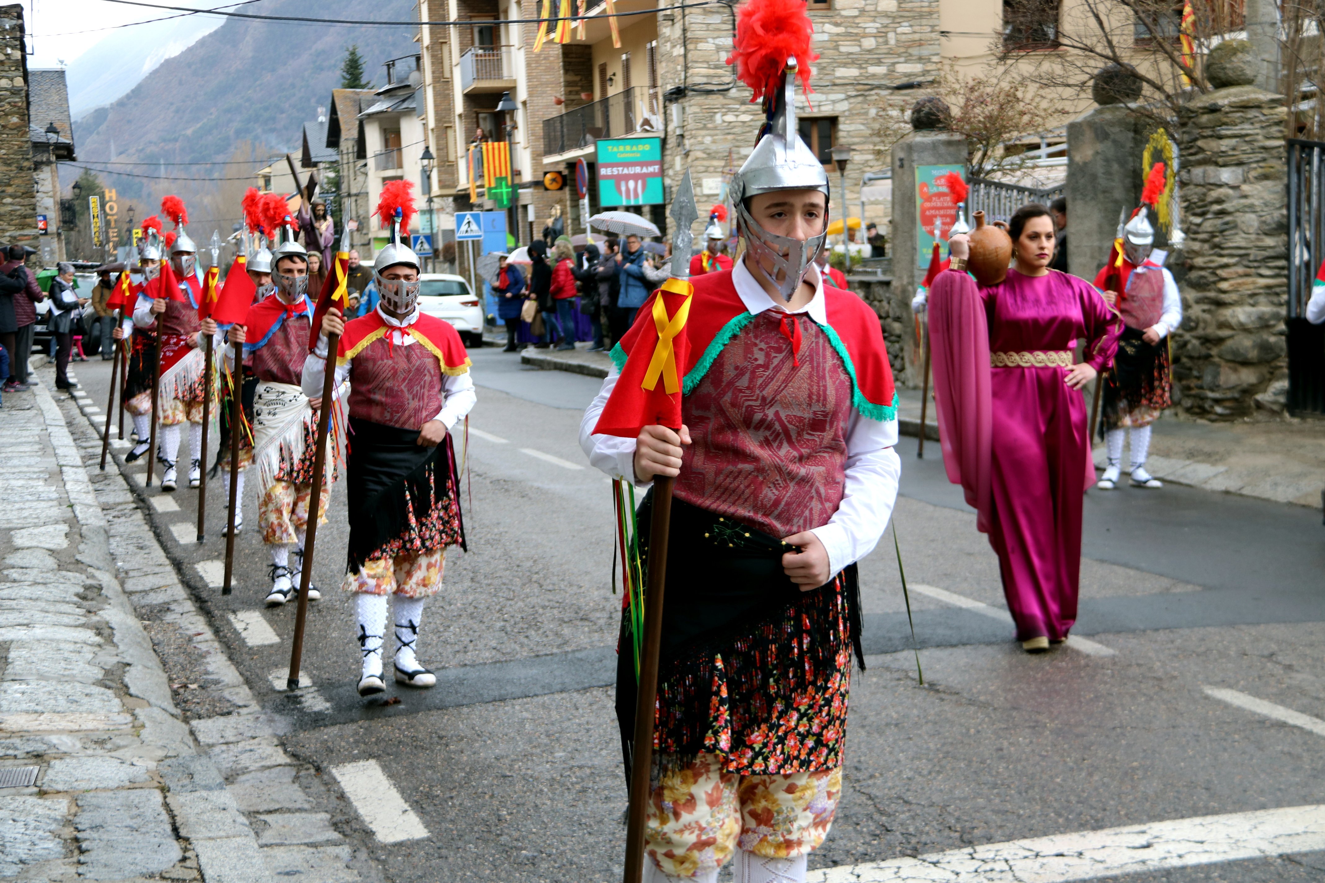 Els Armats d'Esterri d'Àneu desfilen amb llaços grocs a les llances